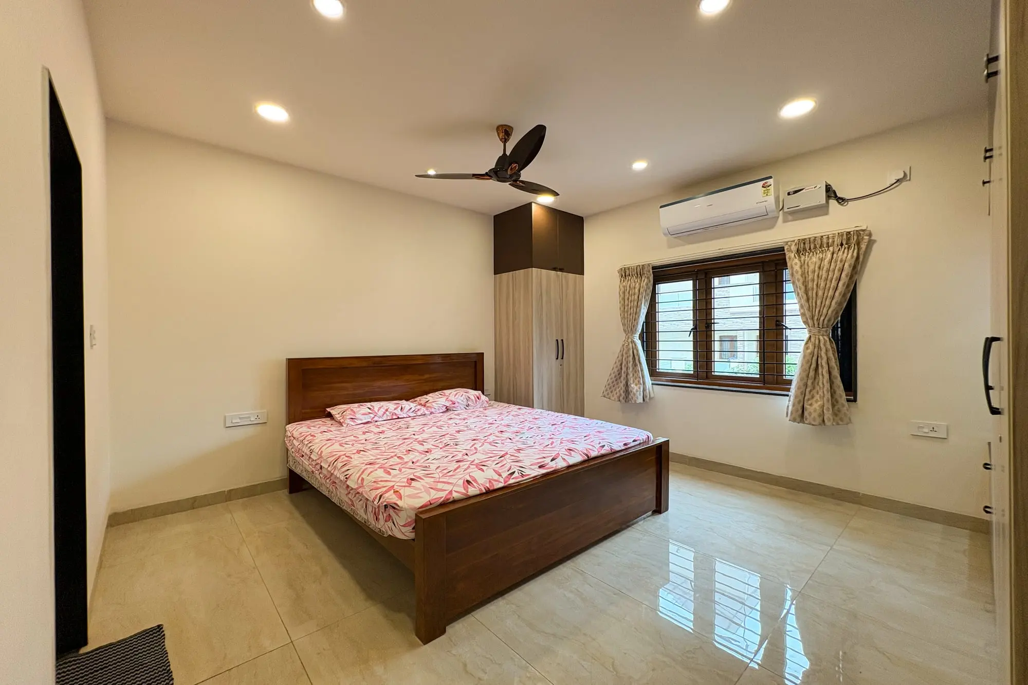 Third bedroom with wooden bed, Ramaniyam Abbotsbury, Alwarpet, Chennai